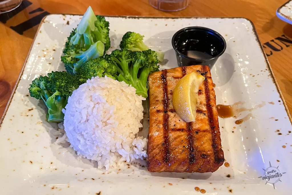 Salmão grelhado servido no restaurante Bubba Gump