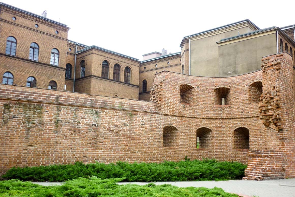 Remanescentes do antigo muro medieval do século XIII em Poznań, Polônia, perto da Igreja de São Estanislau