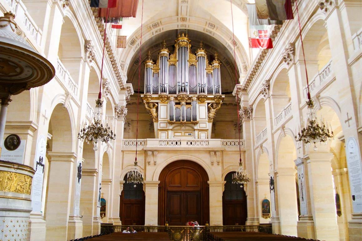 Vista do interior da Catedral de Saint-Louis des Invalides, a catedral dos exércitos franceses.