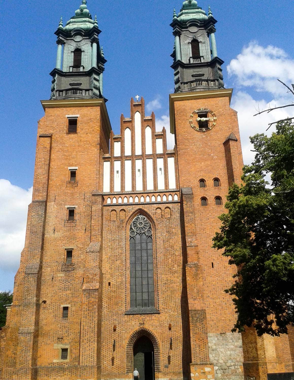 Catedral e Basílica de São Pedro e São Paulo, Poznań, Polônia: fachada gótica da primeira igreja do país na ilha entre rios Warta e Cybina.