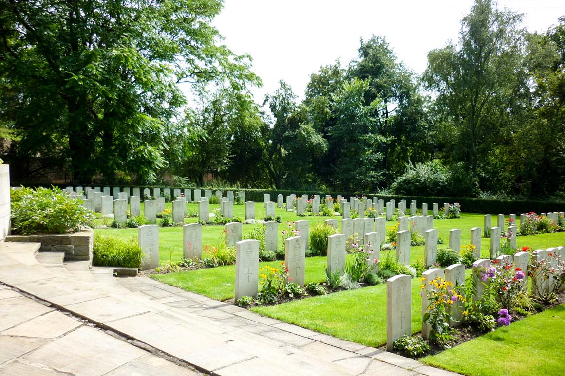 Cemitério dos combatentes das Grandes Guerras no Parque Citadel, Poznań, Polônia: lápides históricas entre árvores verdes