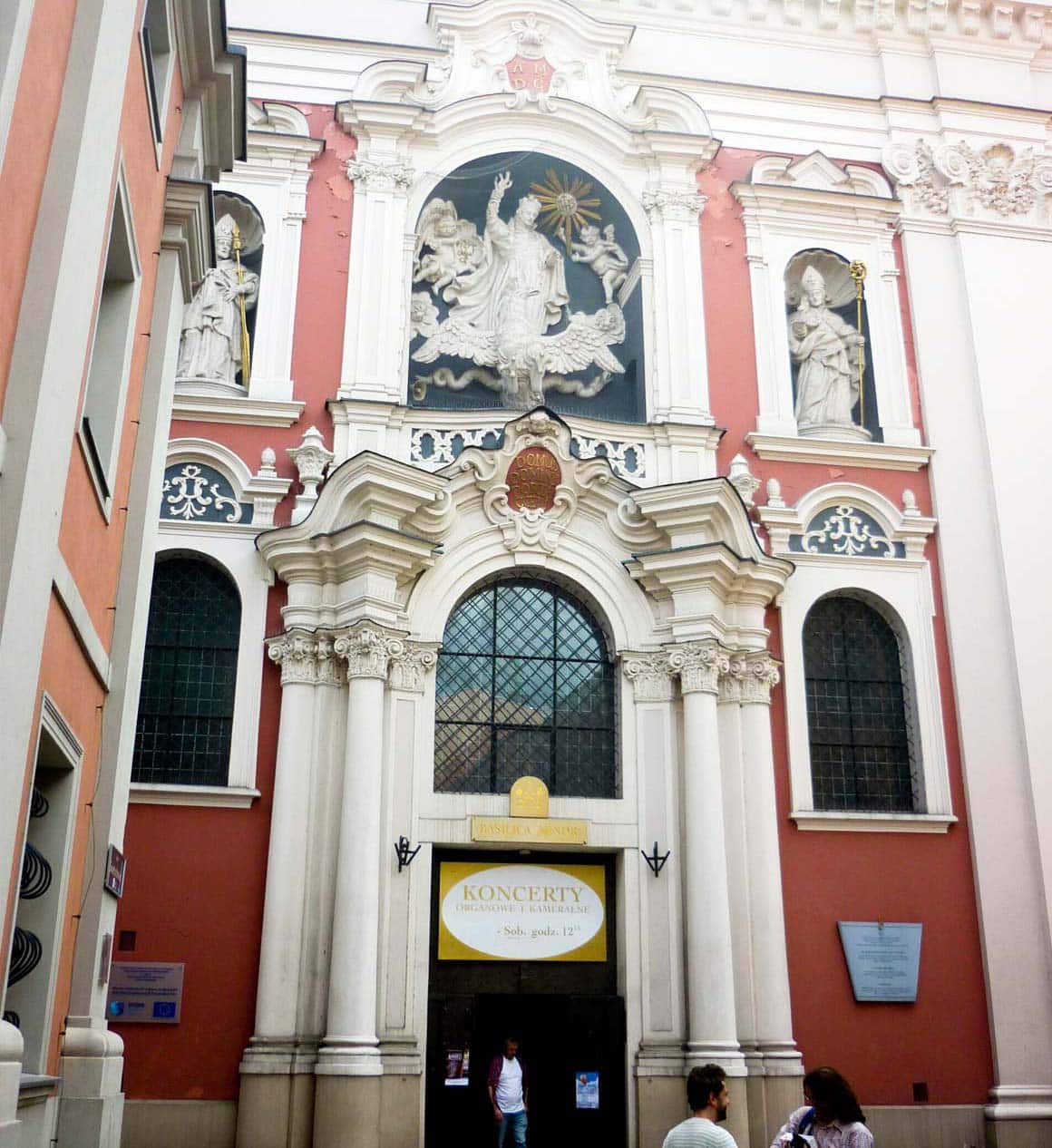 Igreja de São Estanislau em Poznań, Polônia: fachada barroca jesuítica perto da Praça do Mercado Velho e antigo colégio