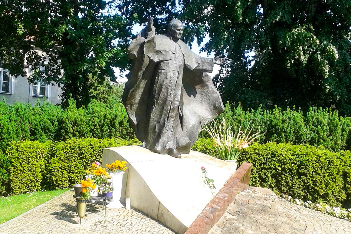 Monumento ao Papa João Paulo II próximo à Catedral de Poznan, Polônia: estátua em homenagem ao pontífice polonês na ilha dos rios
