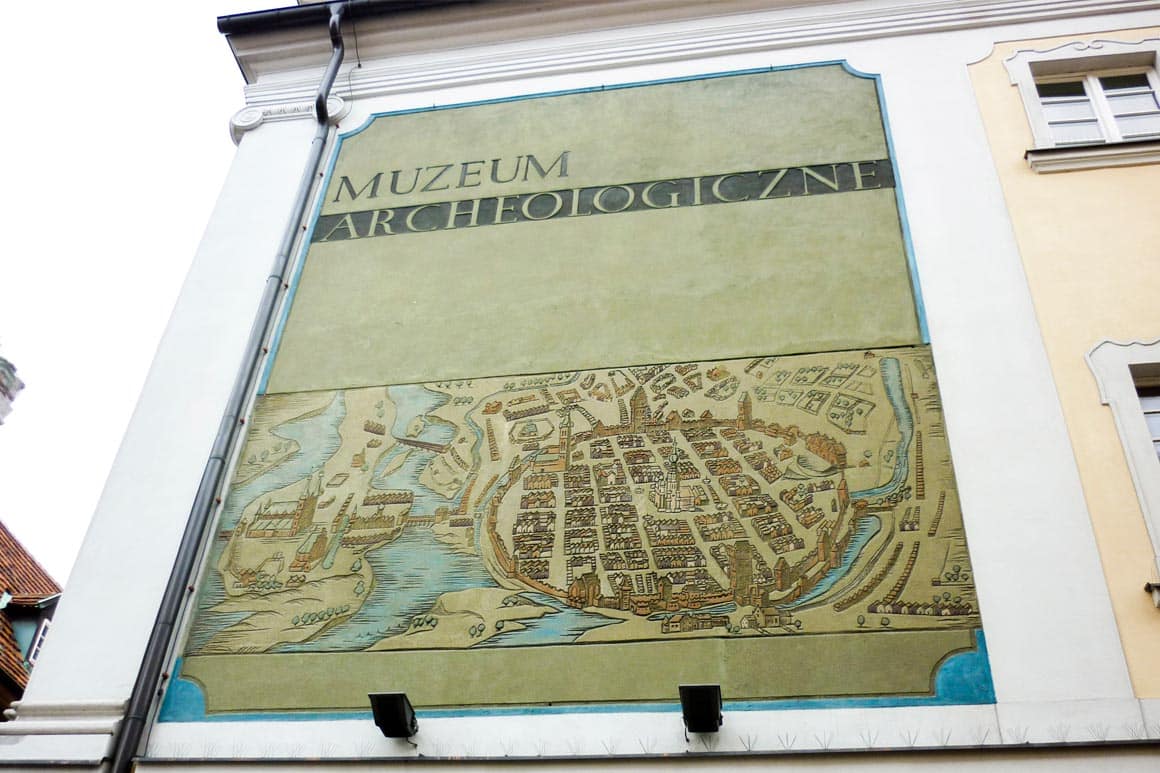 Museu Arqueológico de Poznan, Polônia: exposição com artefatos egípcios e pré-históricos perto da Praça do Mercado Velho