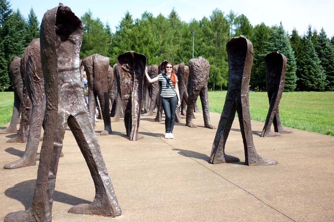 Esculturas 'Os Irreconhecíveis' de Magdalena Abakanowicz no Parque Citadel, Poznań, Polônia: figuras bronze abstratas em fila