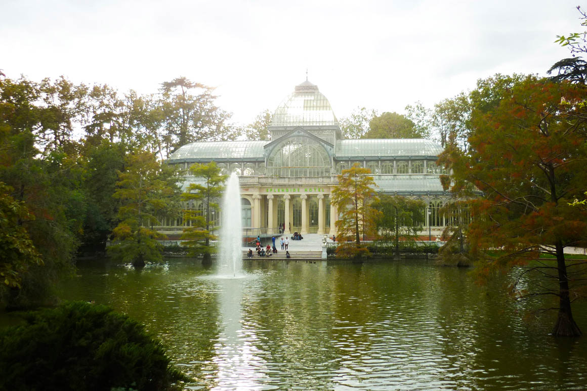 Vista do lago do Palácio de Cristal no Parque do Retiro em Madrid