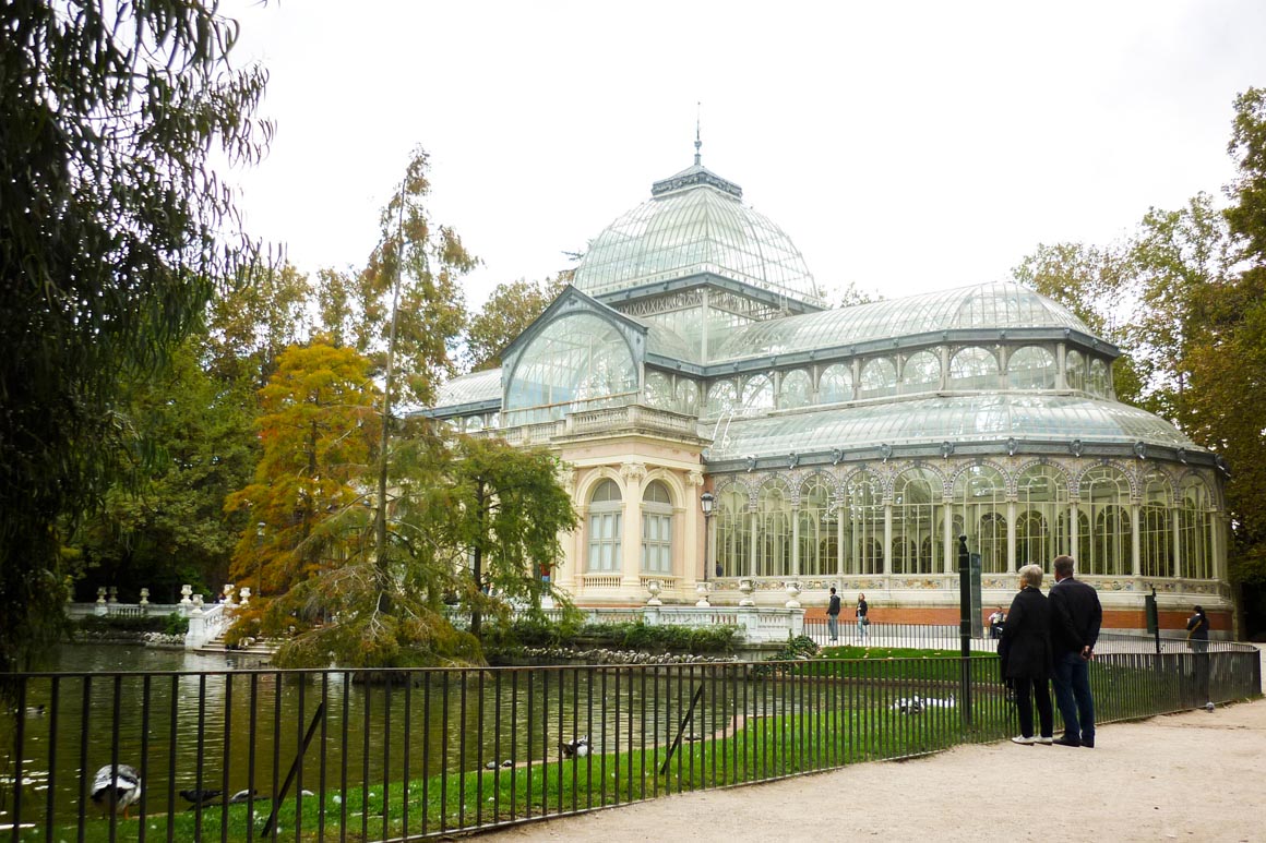 Vista lateral do Palácio de Cristal no Parque do Retiro em Madrid