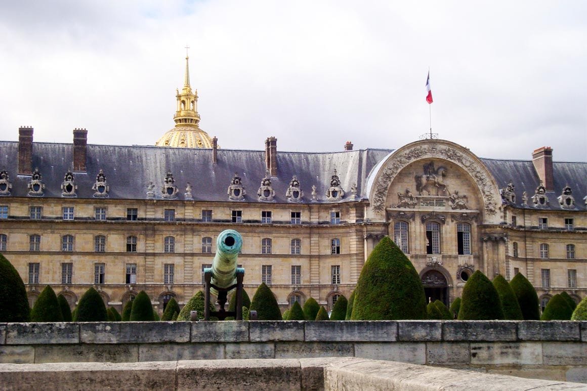 Entrada principal do Palácio dos Inválidos com canhões antigos expostos.