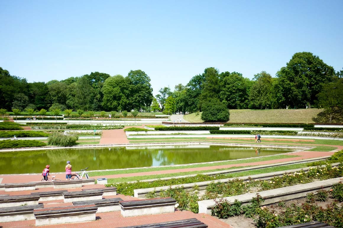 Parque Citadel em Poznan, Polônia: amplas áreas verdes, trilhas e mirante com vista panorâmica da cidade histórica