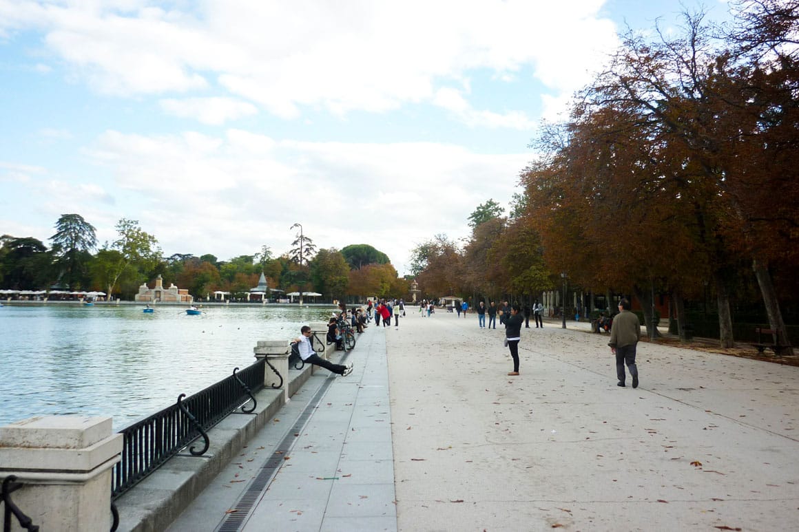 Passeio as margens do lago do Parque do Retiro em  Madrid