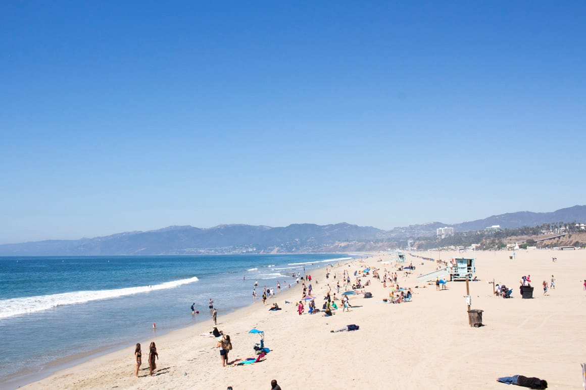 Praia de Santa Mônica Califórnia em dia de sol