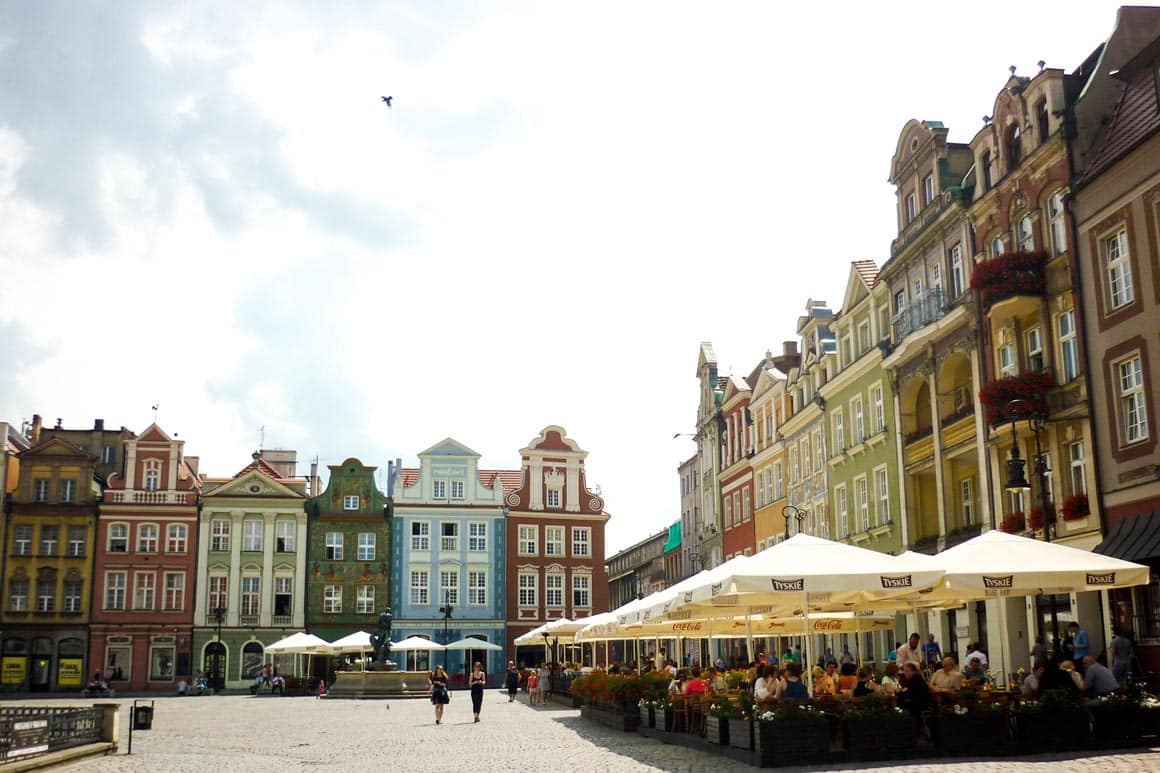 Praça do Mercado Velho (Stary Rynek) em Poznań, Polônia: sobrados coloridos, cafés e Antiga Prefeitura no coração histórico.