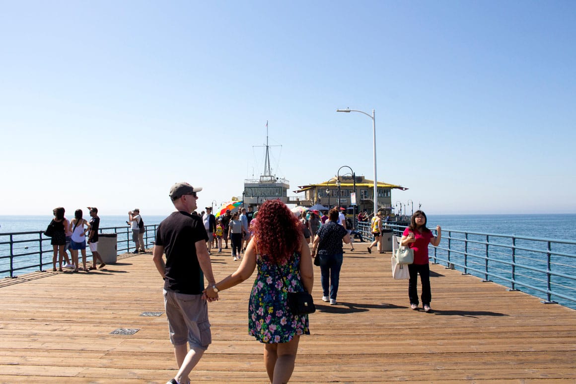 passeando pelo Píer de Santa Mônica Califórnia