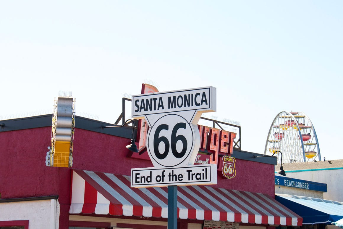 Placa do final da Rota 66 no Píer de Santa Mônica
