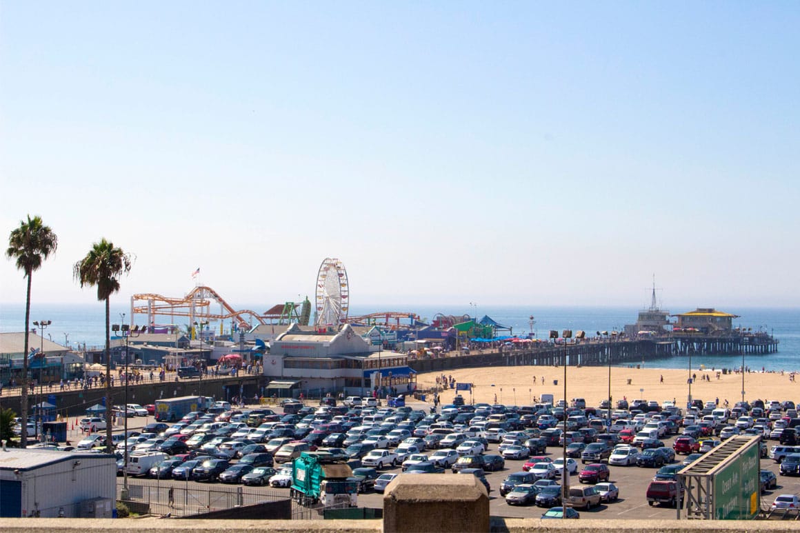 Vista geral do pier e da Praia de Santa Mônica Califórnia