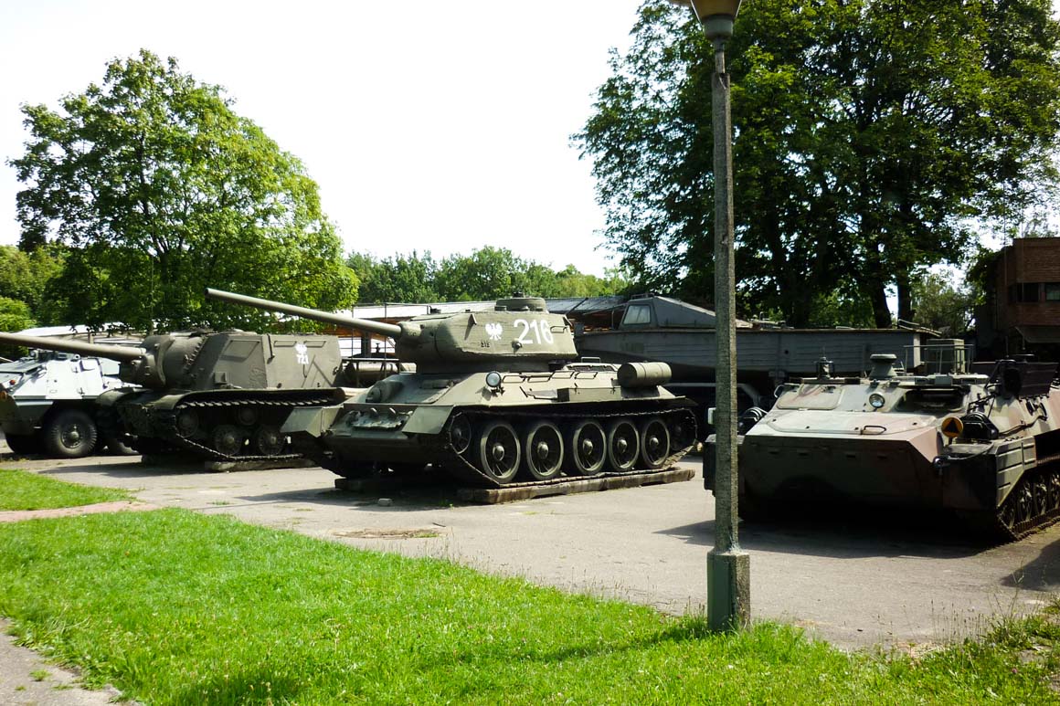 Tanques militares no Museu de Armamento de Poznań, Polônia, em exposição ao ar livre no Parque Citadel.