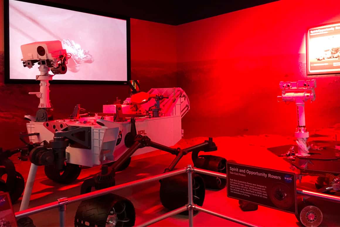Exibição "A Jornada para Marte" no Kennedy Space Center: réplicas de rover, habitat marciano e simuladores interativos da NASA para exploração do Planeta Vermelho