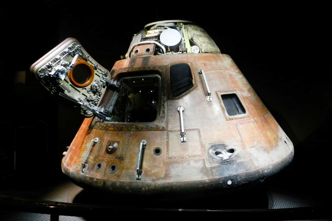 Cápsula Apollo 14 "Kitty Hawk" original em exibição no Apollo/Saturn V Center, Kennedy Space Center: módulo de comando que levou Alan Shepard e Edgar Mitchell à Lua em 1971, com marcas de reentrada atmosférica.