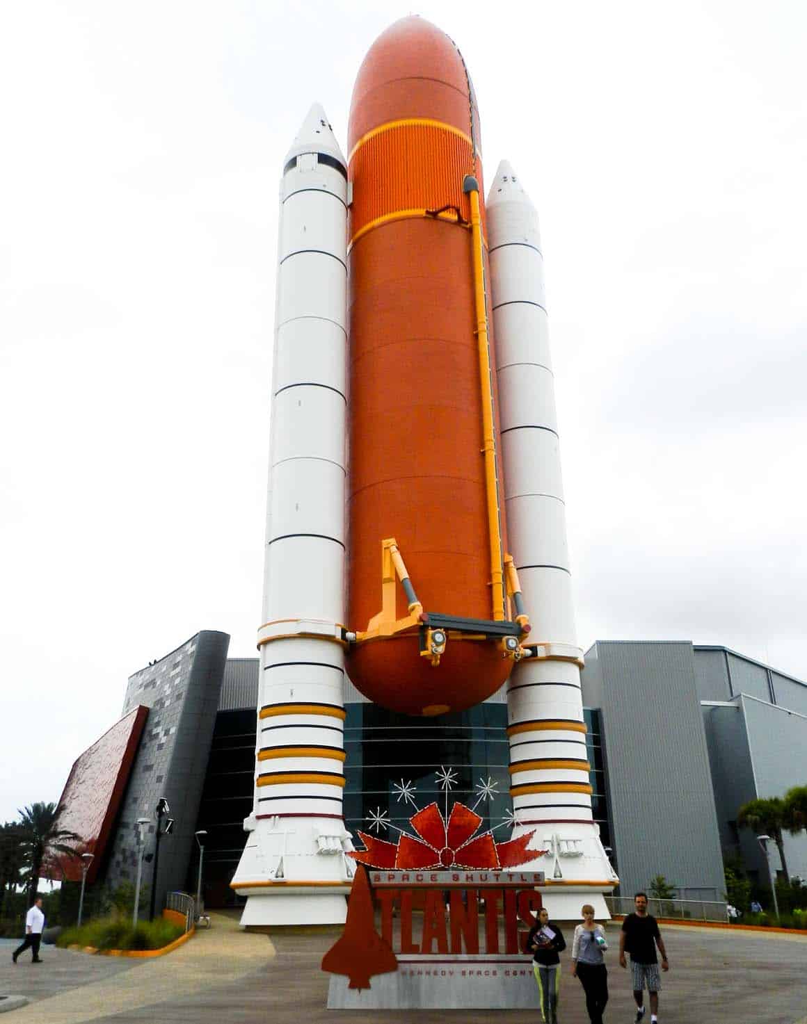 Fachada do prédio do Space Shuttle Atlantis na Nasa da Flórida, sob céu nublado em dia chuvoso.
