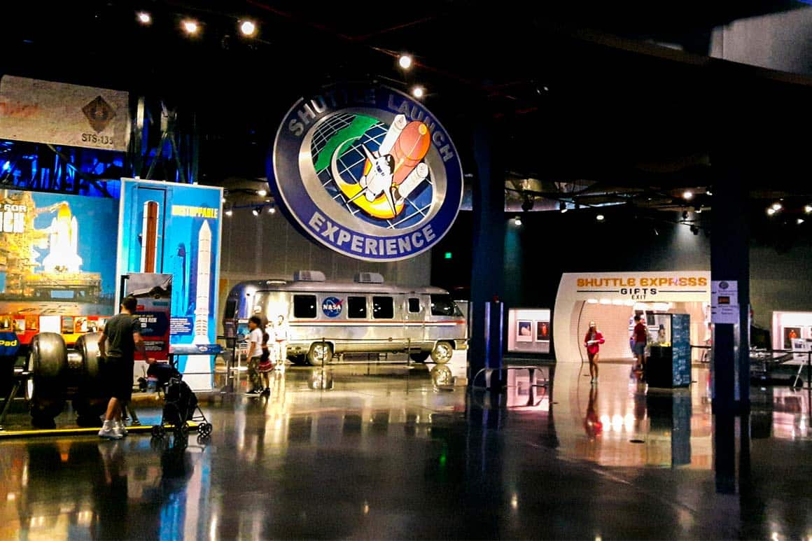 Visitantes no Interior do prédio Space Shuttle Atlantis na Nasa da Flórida.