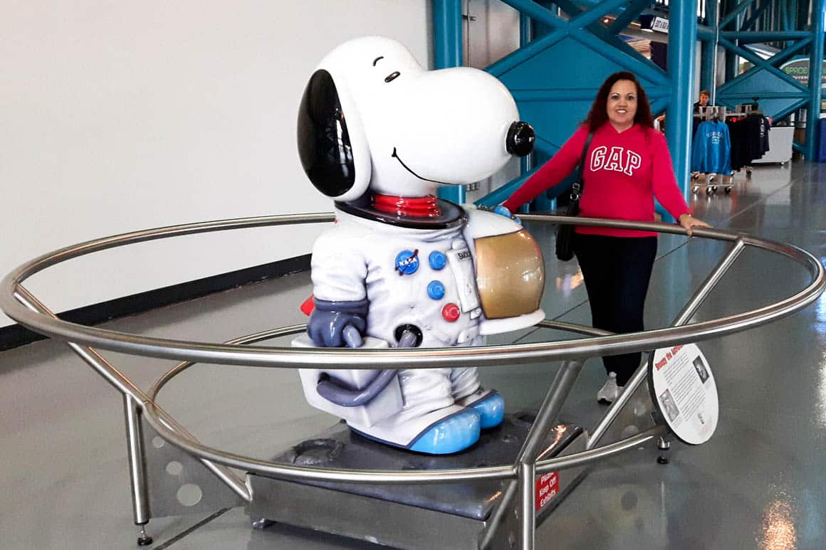 Estátua do mascote Snoopy astronauta no Apollo/Saturn V Center, Kennedy Space Center: o beagle dos Peanuts como símbolo oficial da NASA desde Apollo 10, homenageando segurança espacial