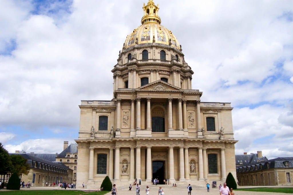 Vista frontal do Dome onde está a tumba de Napoleão Bonaparte no Palácio dos Inválidos