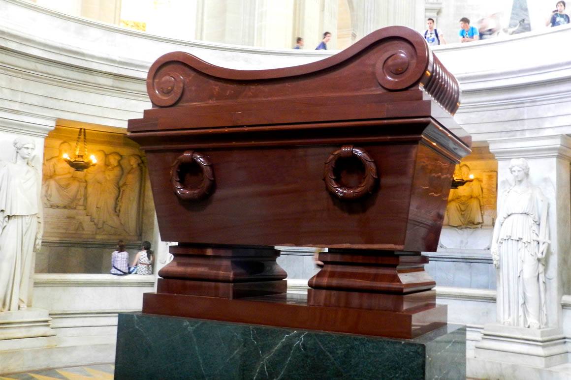 Tumba de Napoleão Bonaparte depositada no Dome do Palácio dos Inválidos.