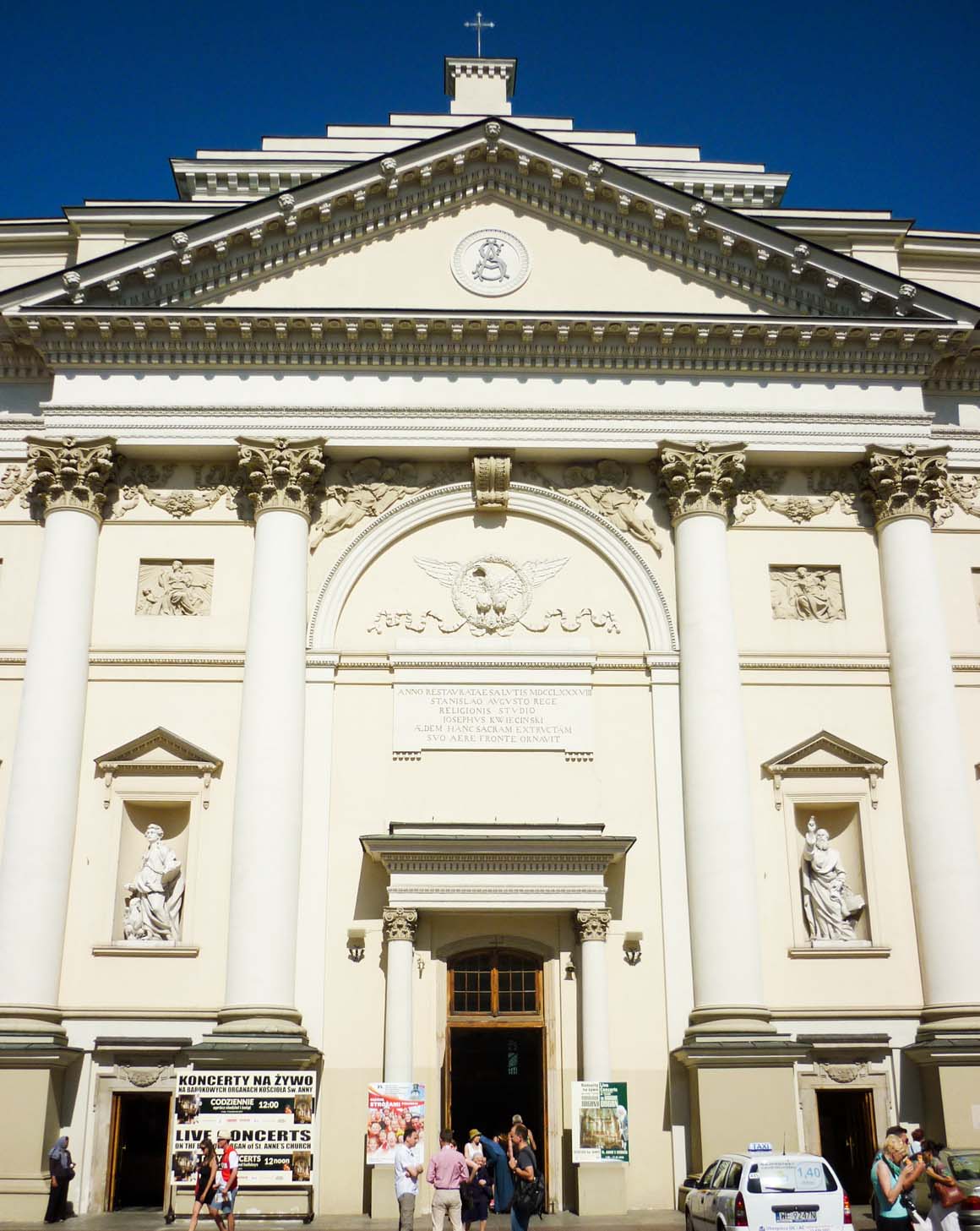 entrada da Igreja de Santa Ana em Varsóvia