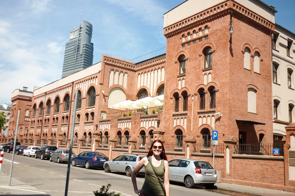 Minha foto em frente ao Museu do Levante de Varsóvia