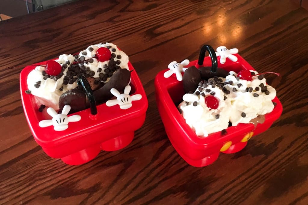 Sorvete na Pia do Mickey no restaurante Clarabelle’s Hand-Scooped Ice Cream - Disney Califórnia Adventure