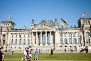 Palácio do Reichstag com a cúpula de vidro em dia de céu claro em Berlim