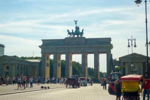 Portão de Brandemburgo com Quadriga em Berlim ao entardecer