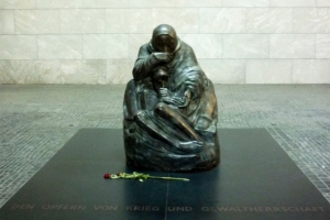 Escultura de granito preto, representando a Mãe com o filho morto no colo exposta no interior do Neue Wache - Berlim