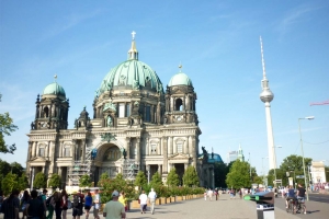 Torre de TV (Berliner Fernsehturm) e Berliner Dom em uma mesma imagem em dia de céu claro