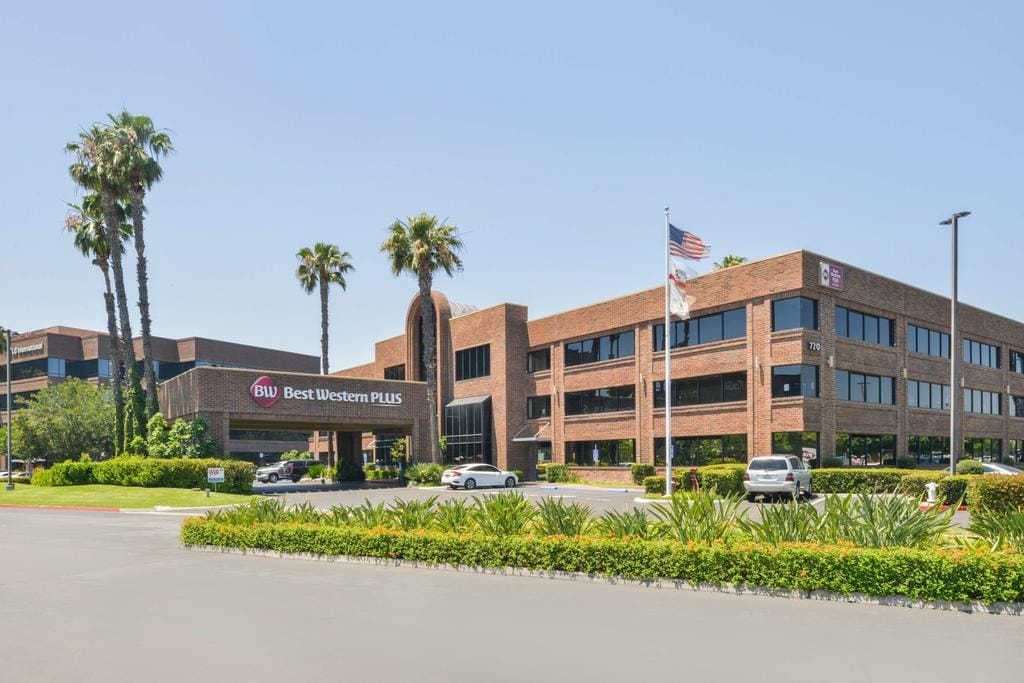Fachada do Best Western Plus Meridian Inn & Suites, Anaheim-Orange, opção de hotel em Los Angeles para quem quer ficar perto da Disney