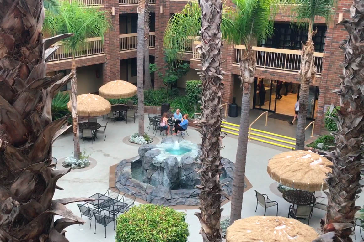 Vista do jardim interno do Hotel Best Western Plus - Orange/ Anaheim