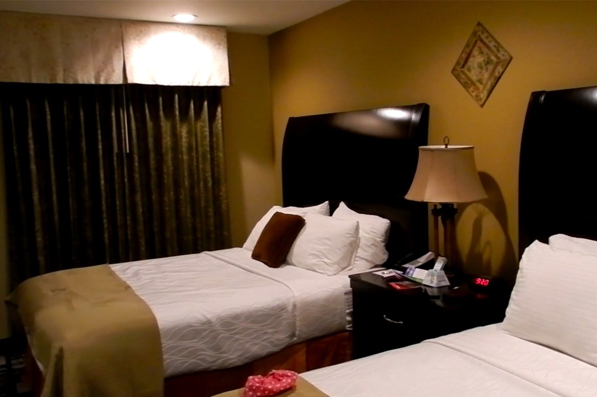 suíte com duas camas queen do hotel Best Western Plus Meridian Inn & Suites- Orange/ Anaheim