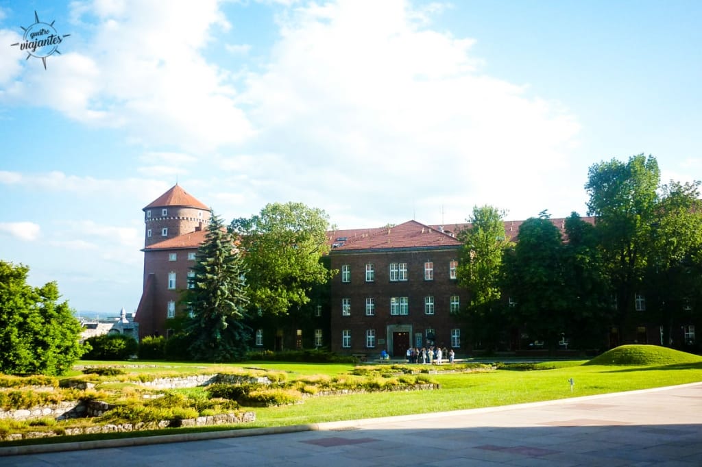 Vista panorâmica do Castelo Real de Wawel na colina homônima em Cracóvia, com muralhas medievais, torres e cúpulas douradas sobre o rio Vístula, antigo palácio real da capital polonesa e Patrimônio UNESCO.
