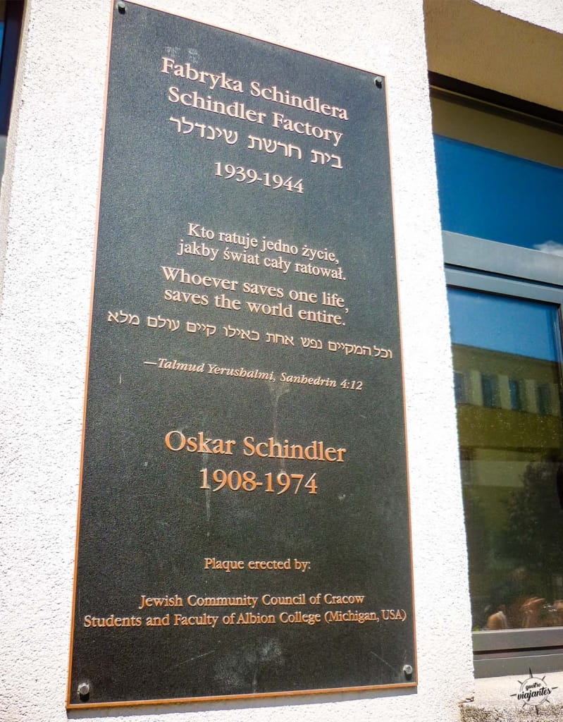 Fachada externa do Museu da Fábrica de Oskar Schindler em Cracóvia, com placa "Oskar Schindler - Lista de Schindler", edifício histórico industrial onde centenas de judeus foram salvos durante a ocupação nazista na capital medieval polonesa.