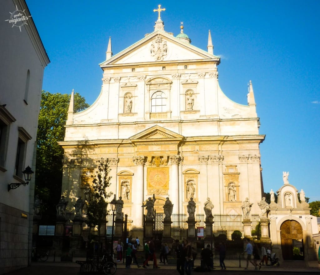 Fachada barroca da Igreja de São Pedro e São Paulo em Cracóvia, com estátuas dos doze apóstolos alinhadas na entrada, cúpula verde e arquitetura jesuíta do século XVI, maior igreja barroca da antiga capital medieval polonesa próxima à Praça do Mercado.