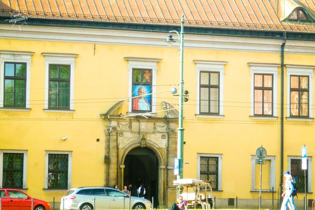 Janela Papal no Palácio do Arcebispo de Cracóvia, local icônico onde Papa João Paulo II (ex-arcebispo da cidade) saudava jovens da janela, fachada histórica com multidão e elementos religiosos, ponto de emoção e peregrinação na antiga capital polonesa.
