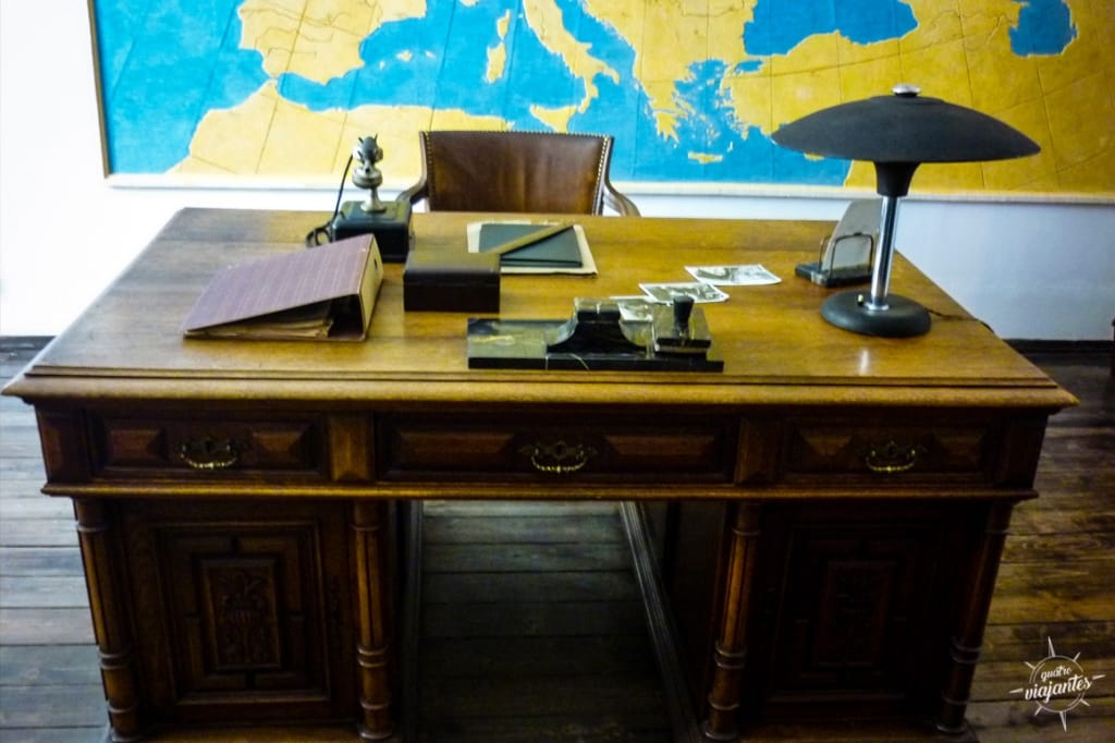 Escrivaninha original de Oskar Schindler no Museu da Fábrica em Cracóvia, mesa de trabalho onde planejou salvar judeus durante a Segunda Guerra, exposição interativa com documentos da época na antiga fábrica de panelas da capital medieval polonesa.