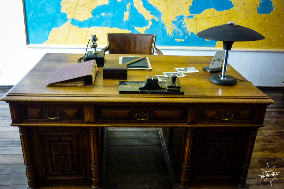 Escrivaninha original de Oskar Schindler no Museu da Fábrica em Cracóvia, mesa de trabalho onde planejou salvar judeus durante a Segunda Guerra, exposição interativa com documentos da época na antiga fábrica de panelas da capital medieval polonesa.