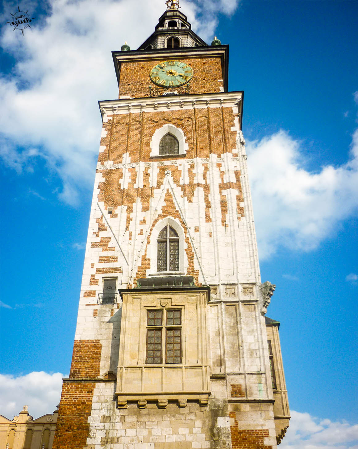 Torre da Antiga Prefeitura (Wieża Ratuszowa) na Praça do Mercado de Cracóvia, relógio medieval em fachada vermelha e estruturas góticas ao redor, vista icônica do centro histórico da capital medieval polonesa com 75 metros de altura.