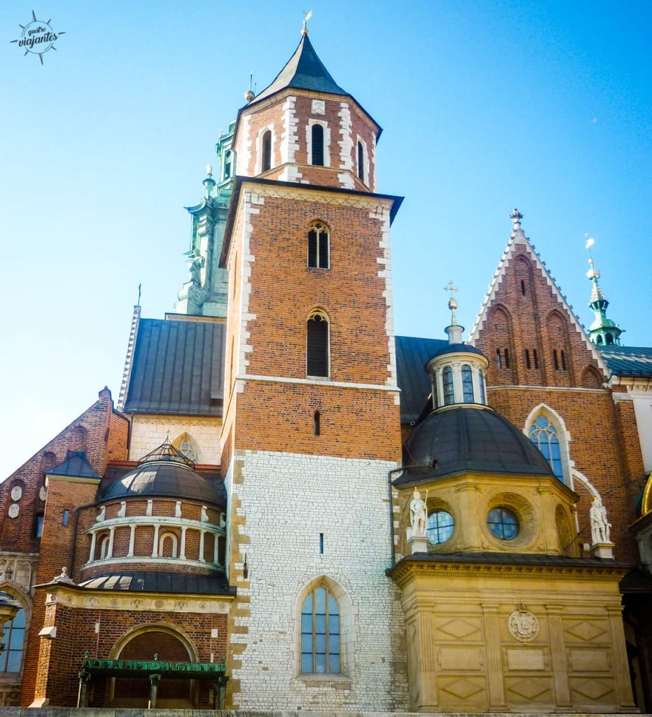 Interior renascentista da Capela de Sigismundo no Castelo de Wawel, Cracóvia, com paredes e cúpula douradas, túmulos dos reis Sigismundo I e II, mausoléu de Santo Estanislau e arquitetura italiana do século XVI, uma das joias da antiga capital polonesa.