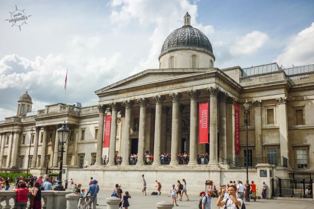 Fachada neoclássica da National Gallery em Trafalgar Square, Londres, com colunata de pedra Portland, cúpula central e arquitetura imponente