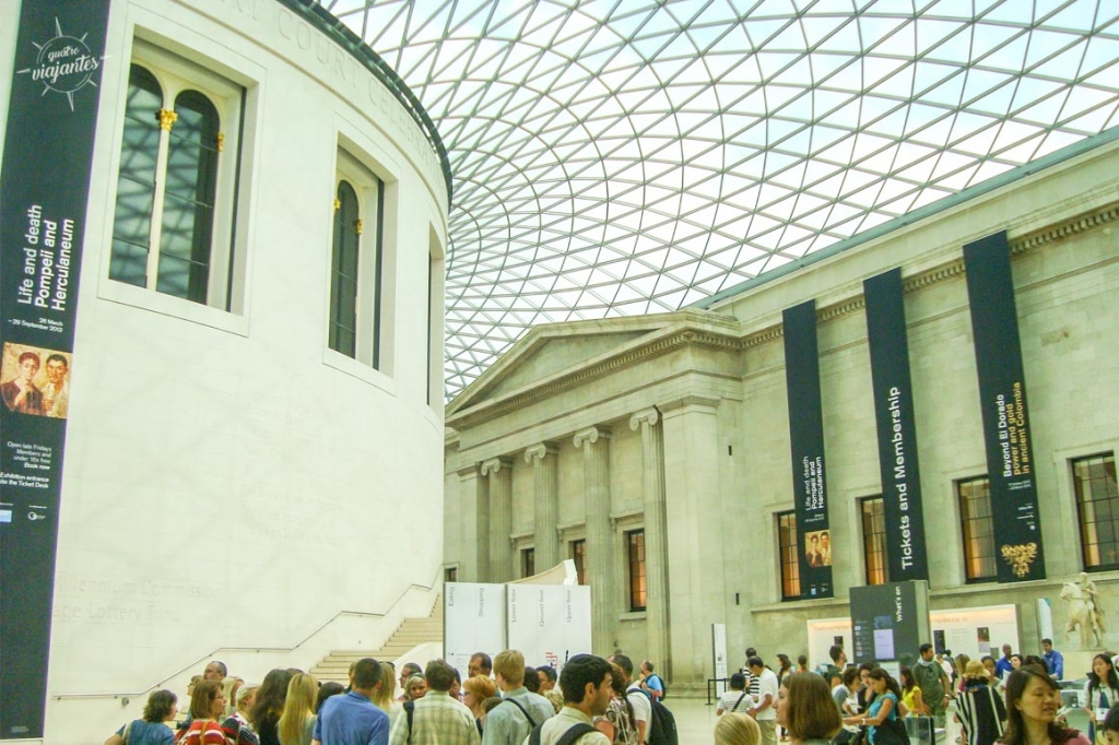 Entrada principal do British Museum em Londres, com a imponente colunata neoclássica e multidão de turistas na Great Russell Street