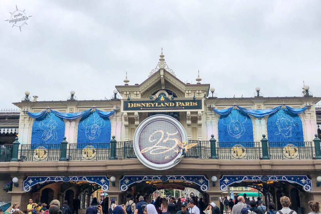 Fila de entrada da Disneyland Paris