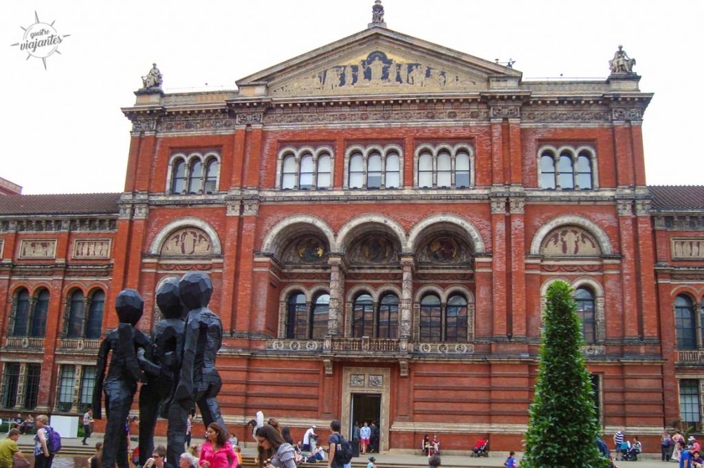 Fachada imponente do Victoria and Albert Museum (V&A) em Londres, com arquitetura vitoriana ornamentada, colunas e detalhes em terracota no bairro de South Kensington