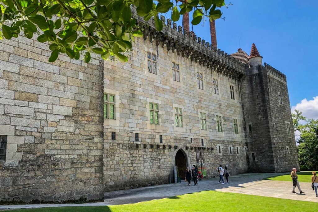 Fachada externa do Paço dos Duques de Bragança - Guimarães